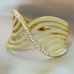 Anel feito com Ouro 18K cravejado com Zircônias na internet