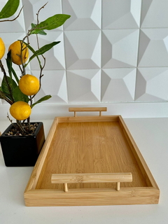 Bandeja de bambú con asas de madera