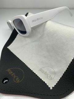 ÓCULOS SEQUÊNCIA RETRÔ - PRETO/BRANCO na internet