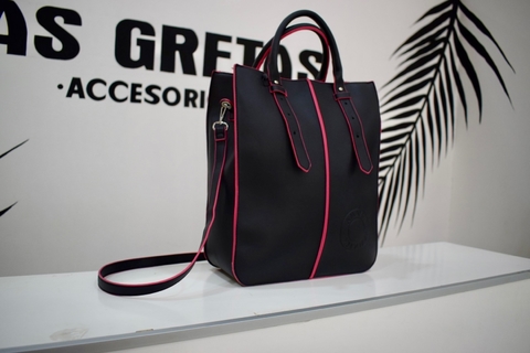 Bolso negro con rosa