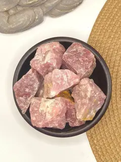 Pedra quartzo morango em forma bruta em um baldinho decorativo com fundo branco e Supla marrom
