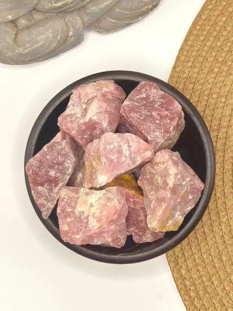 Pedra quartzo morango em forma bruta em um baldinho decorativo com fundo branco e Supla marrom
