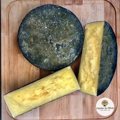 Queijo Premium Artesanal Capa Preta Maturado (3 meses de maturação) de Alagoa MG - 450g -Serra da Mantiqueira - comprar online