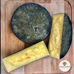 Queijo Artesanal Capa Preta Maturado (3 meses de maturação) de Alagoa MG - Serra da Mantiqueira - 800g - Paixoes de Minas