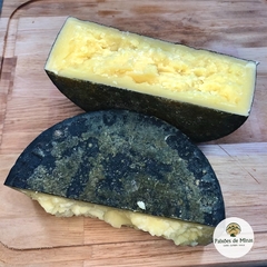 Queijo Premium Artesanal Capa Preta Maturado (3 meses de maturação) de Alagoa MG - 450g -Serra da Mantiqueira