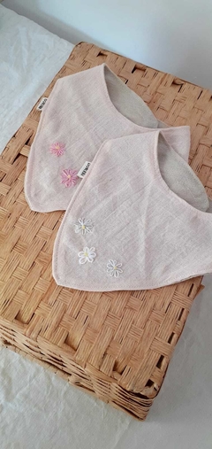 BABERO TIPO BANDANA BORDADO