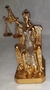 Dama da Justiça 17 ou 18cm sentada no trono deusa Thêmis pequena cor bronze liso ou dourado acabamento efeito glitter prateado enfeite em resina na internet