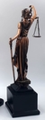 Deusa Thêmis 34 OU 46cm Dama da Justiça estatueta em resina acabamento cor cobre liso e base preta. Valor unitário. - comprar online