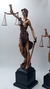 Deusa Thêmis 34 OU 46cm Dama da Justiça estatueta em resina acabamento cor cobre liso e base preta. Valor unitário.