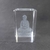 Buda meditando na flor de lótus gravado a lazer no cubo de vidro. Enfeite decorativo em vidro.