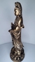 Deusa Kuan Yin na flor de lótus. Estatueta decorativa, enfeite resina. - comprar online