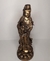 Imagem do Deusa Kuan Yin na flor de lótus. Estatueta decorativa, enfeite resina.