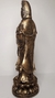 Deusa Kuan Yin na flor de lótus. Estatueta decorativa, enfeite resina.