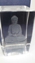 Buda meditando na flor de lótus gravado a lazer no cubo de vidro. Enfeite decorativo em vidro.