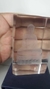 Buda meditando na flor de lótus gravado a lazer no cubo de vidro. Enfeite decorativo em vidro. na internet