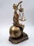 Dama da Justiça 18 OU 25CM deusa Thêmis Sentada no Globo pequena ou média enfeite em resina cor bronze acabamento liso. Valor da unidade. - comprar online