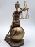 Dama da Justiça 18 OU 25CM deusa Thêmis Sentada no Globo pequena ou média enfeite em resina cor bronze acabamento liso. Valor da unidade.