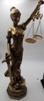 Estatueta Dama da Justiça 37 OU 52cm deusa Thêmis G-Grande, estatueta em resina acabamento cor bronze liso. Valor unitário. - Holly Variedades