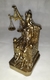 Dama da Justiça 17 ou 18cm sentada no trono deusa Thêmis pequena cor bronze liso ou dourado acabamento efeito glitter prateado enfeite em resina - Holly Variedades