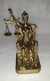 Dama da Justiça 17 ou 18cm sentada no trono deusa Thêmis pequena cor bronze liso ou dourado acabamento efeito glitter prateado enfeite em resina - Holly Variedades