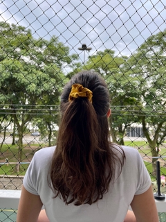 Scrunchie de cetim amarelo ouro na internet