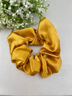 Scrunchie de cetim amarelo ouro