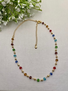 Choker colorida banhada a ouro.
