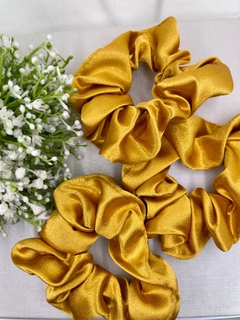 Scrunchie de cetim amarelo ouro - comprar online
