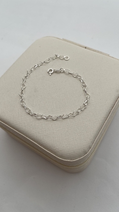 Pulseira de corações.