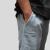 Detalhe da calça cargo plus size jeans delave, mostrando o bolso lateral e a textura do tecido.