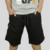 Bermuda cargo preta com elástico, modelo masculino, vista frontal, usando camiseta cinza.