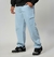 Calça cargo jeans delave azul clara com bolsos laterais, usada por modelo com tênis preto estampado