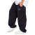 Calça moletom preta XXL plus size, com logo na lateral, sendo usada com tênis brancos.