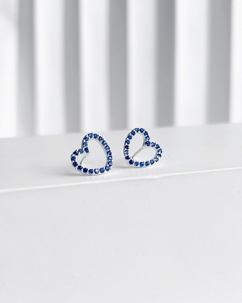 BRINCO CORAÇÃO VAZADO CRAVEJADO AZUL [VI.001]