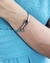 BRACELETE INSPIRAÇÃO GRANDES GRIFES DOIS TREVOS - MADRE PEROLA [TAL.147] - comprar online