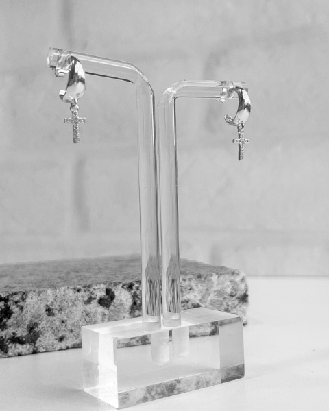 BRINCO MEIA ARGOLA CANOA COM CRUZ CRISTAL [BQ.096]