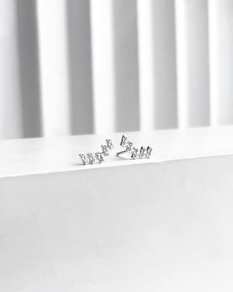 BRINCO EAR CUFF TIJOLINHO EM "C" CRAVEJADO [VE.086]