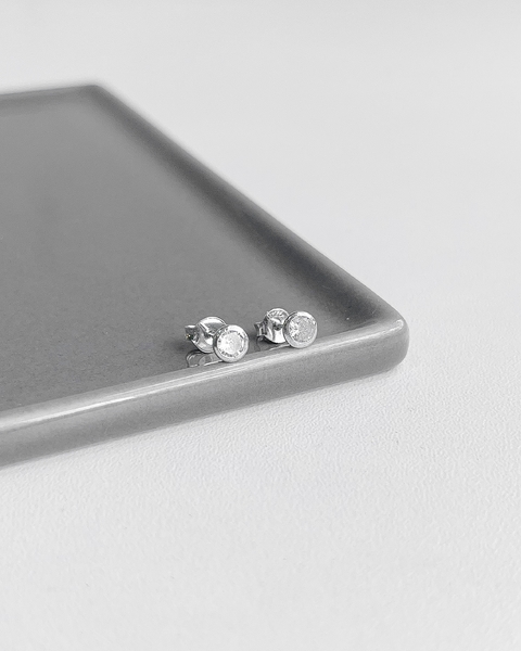 BRINCO SOUL EMBUTIDO CRISTAL - 5 MM [L.063]