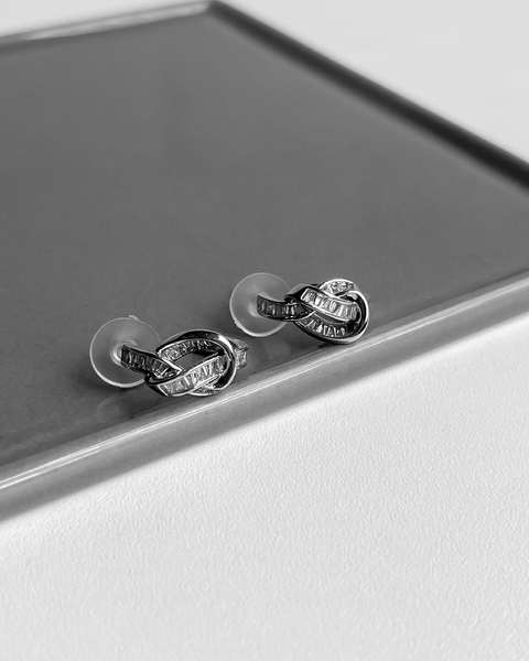 BRINCO MEIA ARGOLA NÓ CRISTAL [SX.482]