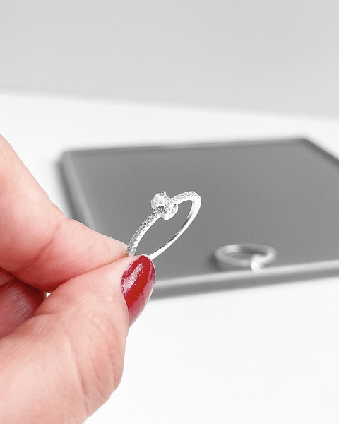 ANEL SOLITÁRIO NANCY CRAVEJADO CRISTAL 5 MM [A.082]