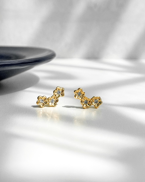 BRINCO MINI EAR CUFF COM FLORES CRAVEJAS [TAL.202]