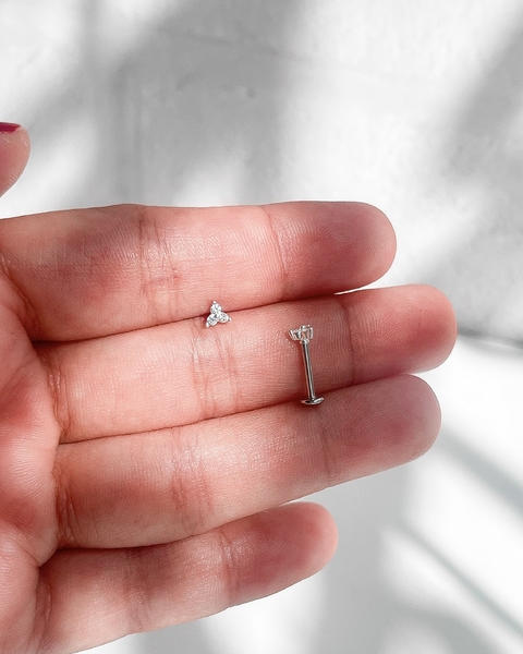 PIERCING FURO PINO FLOR TRIANGULAR CRAVEJADA [VE.012]