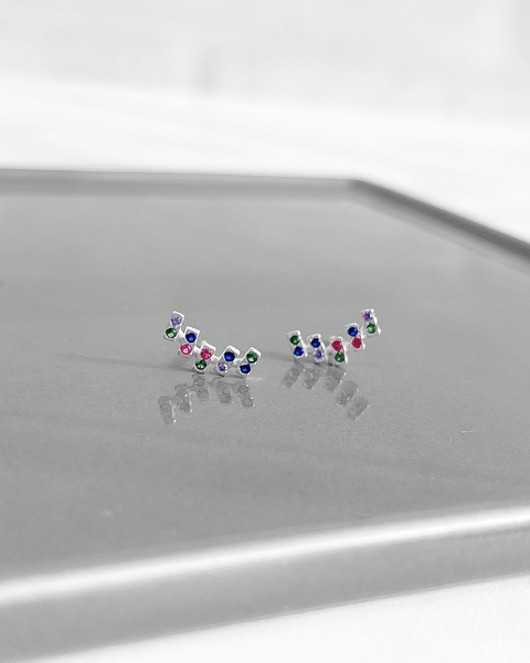 BRINCO EAR CUFF TIJOLINHO EM "C" CRAVEJADO COLOR [VE.008]