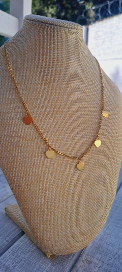 Collar de acero dorado