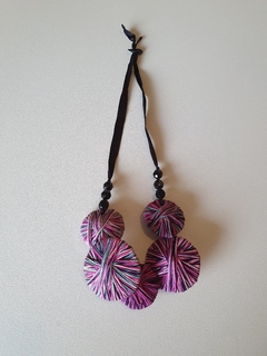 COLLAR HILOS FUCSIA Y NEGRO FLORENCIA ANGELERIA en internet
