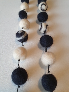 COLLAR BOLITAS DE FIELTRO BEIGE Y NEGRO - DA Moda Circular