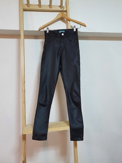 JEAN NEGRO TIPO ENGOMADO MUUA | TALLE 1 (40) - comprar online