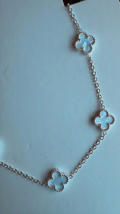 Collar trébol nacarado