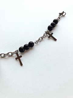 Pulsera bolitas negras y dijes cruz - comprar online