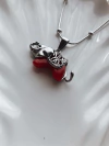 Elefante con piedra roja